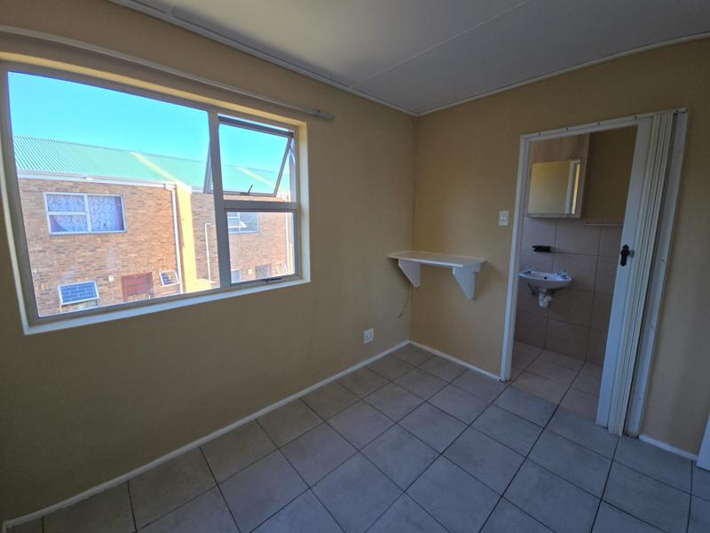 To Let 1 Bedroom Property for Rent in Oakglen Western Cape